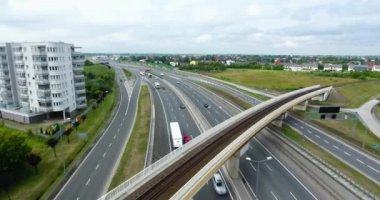 Karayolu ve demiryolu yolu üzerinde uçan
