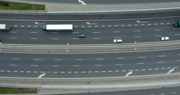 고속도로에서 운전 하는 화물의 항공 오버 헤드 보기 — 비디오