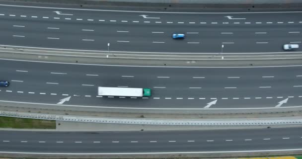 高速道路を走る車のオーバーヘッド ドローン ビュー。速い流れ — ストック動画