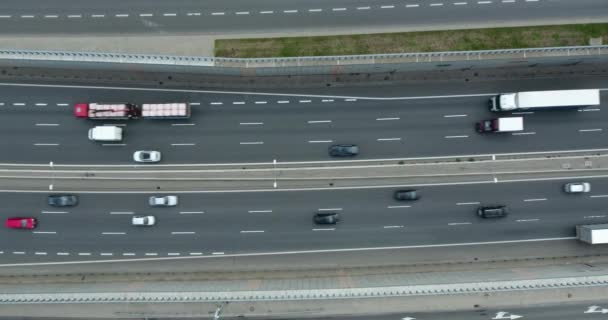 タイムラプス。高速道路上のトラフィックのオーバーヘッド空撮 — ストック動画