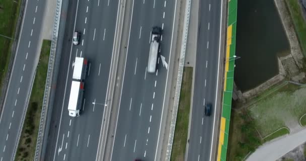 Blick aus der Luft über die Autobahn. intensiver Verkehrsfluss — Stockvideo