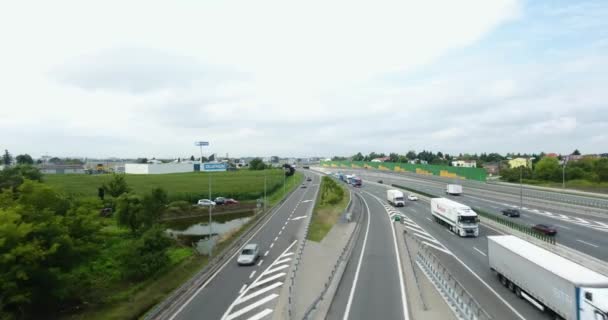 Vuelo de lado a lado sobre la autopista — Vídeo de stock