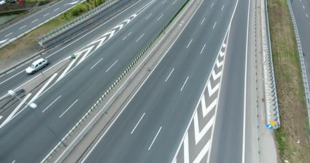 Volare basso sull'autostrada. Traffico Autostrade trafficate — Video Stock