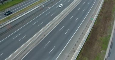 Uçuş A karayoluna yakın. İşlek yol