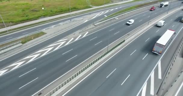 Cerrar Vista aérea de los coches que conducen en la carretera — Vídeos de Stock