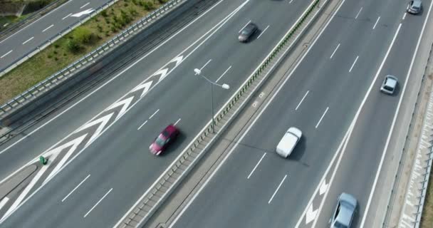 Sorvolando l'autostrada. Corsa al traffico pendolare — Video Stock