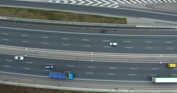Vista aérea aérea del tráfico que conduce en una autopista — Vídeos de Stock