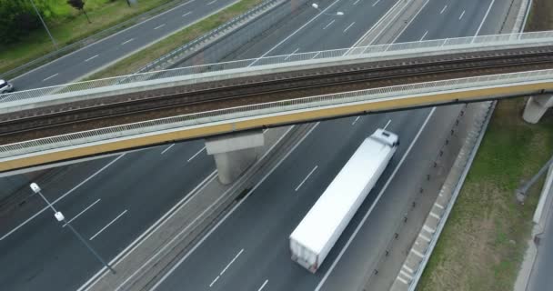 鉄道パスを越える高速道路。航空写真ビュー — ストック動画