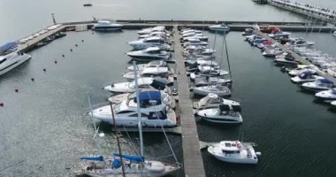 Yat bir iskelede bağlı. Havadan görünümü