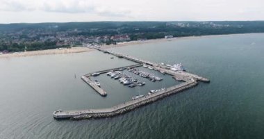 Plaj boyunca deniz Panoraması. Köstebek, Pier havadan görünümü