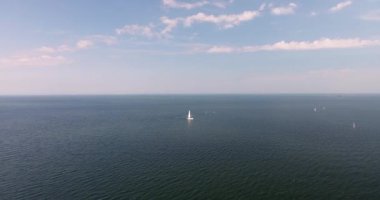 Deniz hava Panoraması. Denizde uzaklara yelken yat bir sürü