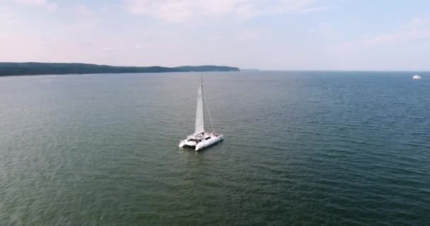 Човен вітрильний в морі на заході сонця — стокове відео