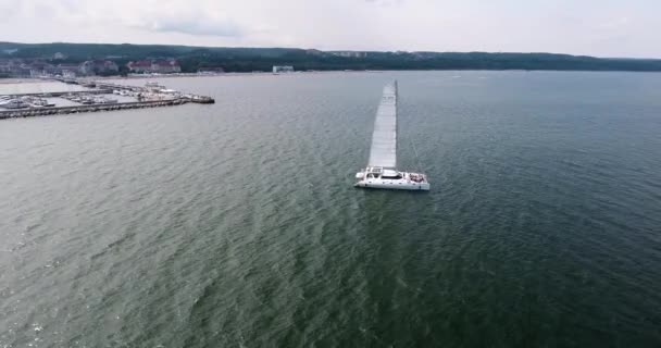 Luchtfoto van boot zeilen In zee — Stockvideo