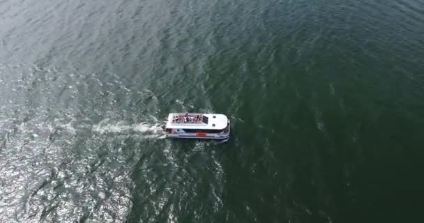 Bateau naviguant en mer. Vue Aérienne — Video