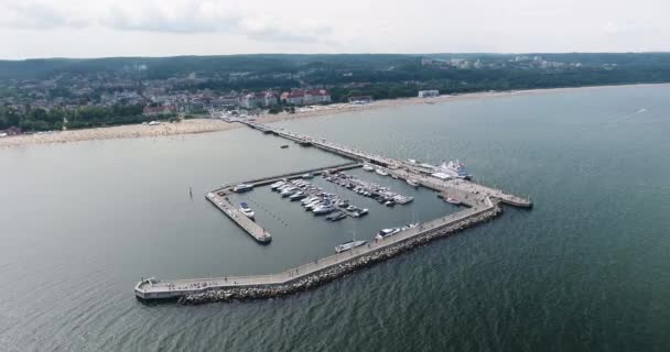 Panorama van strand langs de zee. Luchtfoto van Mole, Pier — Stockvideo