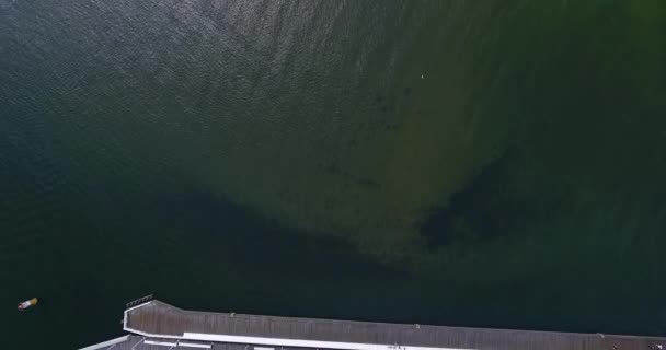 Вид с воздуха на яхту, припаркованную на пристани — стоковое видео
