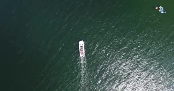 Översiktsbild av båten segling i havet — Stockvideo