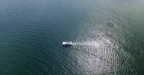 Boot varen In zee. Bovenaanzicht. Reflectie Water — Stockvideo