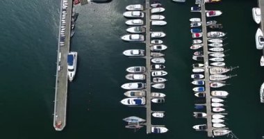 Düz yat satır aşağı bakıyor