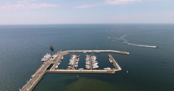 A légi felvétel a parkolt a Sopot Port jachtok — Stock videók