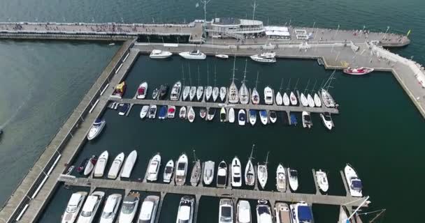 Yacht Rows. Inclinez-vous. Vue aérienne sur drone — Video