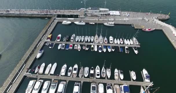 Yachtreihen. kippen. Blick auf die Drohne — Stockvideo