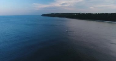 Gün batımında denize yelken yat şaşırtıcı bir kadeh. Havadan görünümü: Gdynia, Polonya