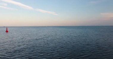 Deniz içinde kırmızı şamandıra. Havadan görünümü: Gdynia, Polonya