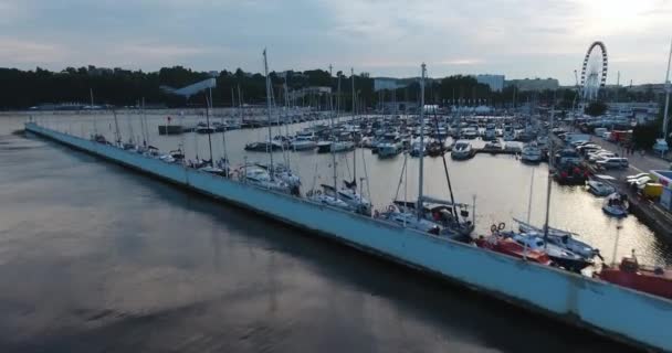 船在海湾 停车位 格丁尼亚 2018 — 图库视频影像