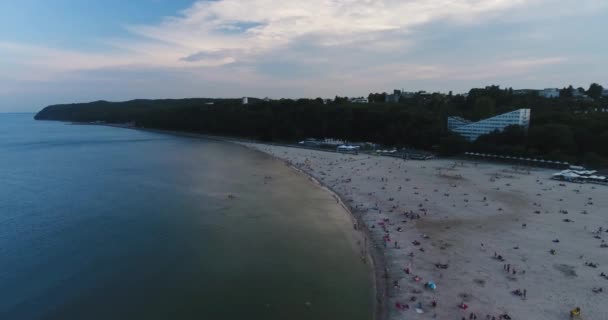 Côte de plage au coucher du soleil. Vue Aérienne. Panorama : Gdynia, Pologne 