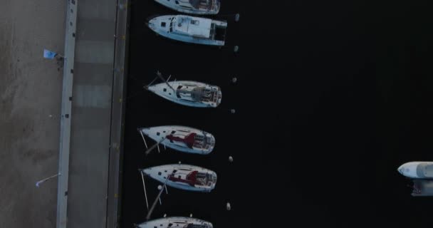 グディニャ ポーランドのオーバーヘッド帆ヨット ハーバーでのアップを閉じる — ストック動画