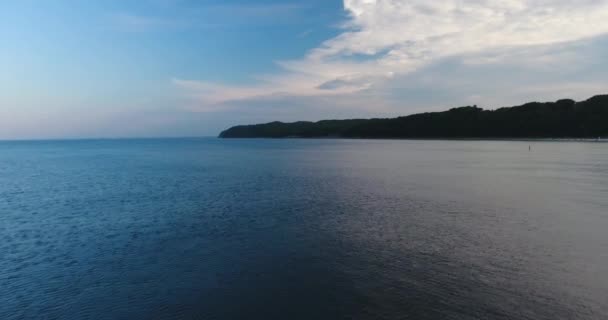柔和的紫色日落在海上 鸟瞰图 格丁尼亚 — 图库视频影像