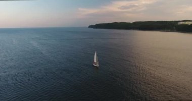 Deniz güneş yansıma yelken yat. Havadan görünümü: Gdynia, Polonya