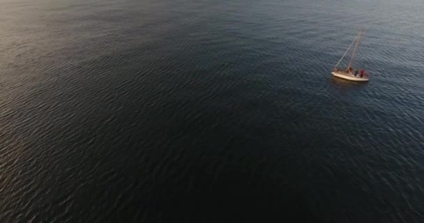 Jacht Zeilen Volle Zee Bij Zachte Zonsondergang Gdynia Polen — Stockvideo
