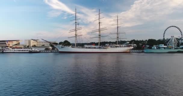 Panoráma Nagy Vitorlás Hajó Felüljáró Víz Drone Lövés Gdynia Lengyelország — Stock videók