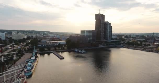 Sonnenschein durch Segelboot im Hafen — Stockvideo