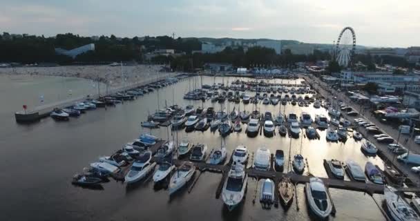 Yacht Harbor. Drone a sobrevoar ao pôr-do-sol. Reflexão da água — Vídeo de Stock