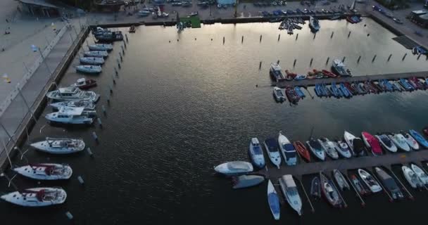 Jachty zaparkované v přístavu. Letecká Drone Shot