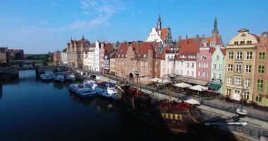 Old Town evlerde. Nehir üzerinde uçan: Gdansk, Polonya - 07 24 2018