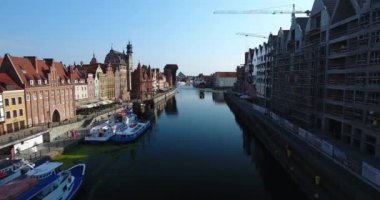 Old Town Yatlar ile nehrin yanında. Hava atış: Gdansk, Polonya - 07 24 2018