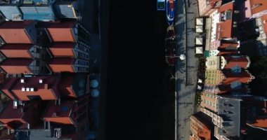 Ek yükü hava. Gdansk Old Town Nehri üzerinde uçan: Gdansk, Polonya