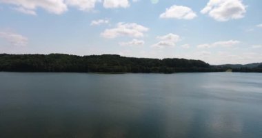 Anteni: Küçük göl ormanın ortasında