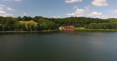 Cottage yakınındaki göl ve orman. Gölde yerleştirin. Hava