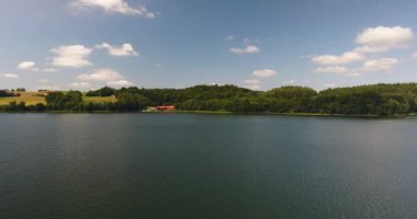 Göl kenarında yoğun orman evinde. Havadan görüntüleri