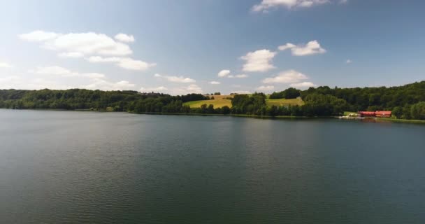 Landschaft auf Hügel und See bei sonnigem Wetter. Luftbild — Stockvideo