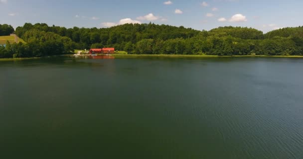 Hus i sjön viken. Flygfoto. Flyga över vatten — Stockvideo