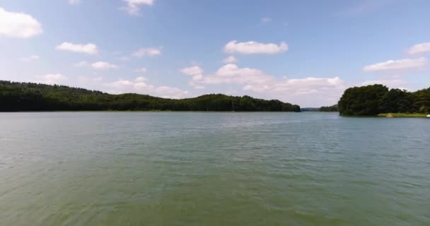Latające nad jezioro w ciągu dnia — Wideo stockowe