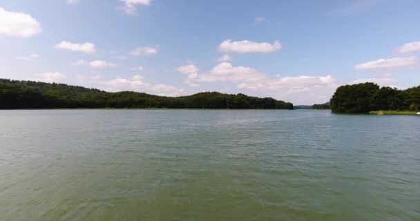 Voando sobre o lago durante o dia — Vídeo de Stock