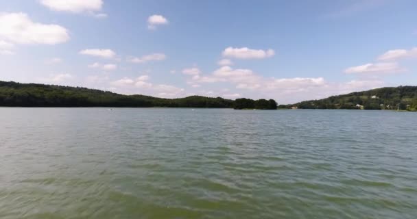 Antenne: Überflug des Sees. nah am Wasser — Stockvideo