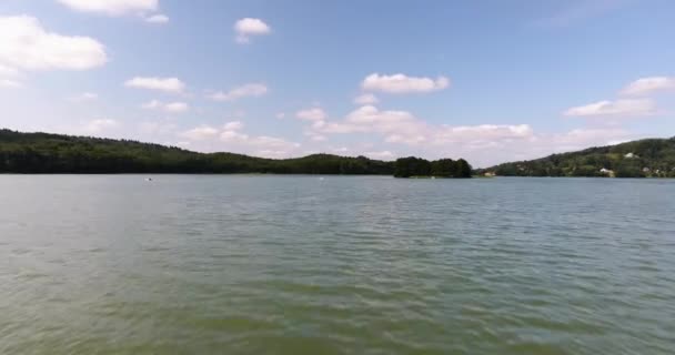 Timelapse. Κοντά σε νερό. Πετώντας πάνω από λίμνη. Δασικό τοπίο — Αρχείο Βίντεο